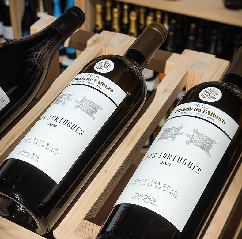 Botellas de vino en estantes de madera