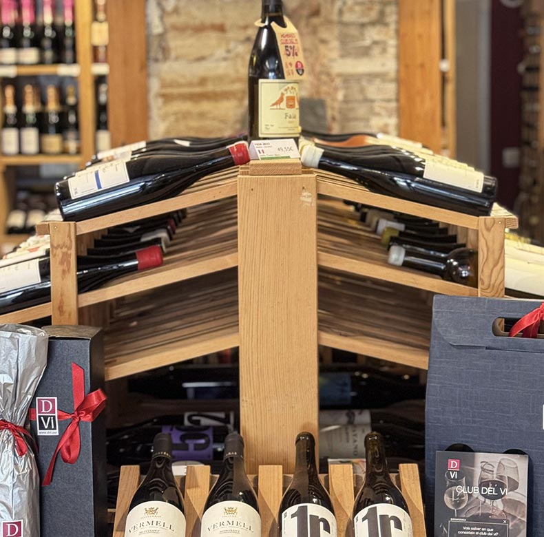 Estantes de madera con botellas de vino; espacio interior de DVI Vinoteca.