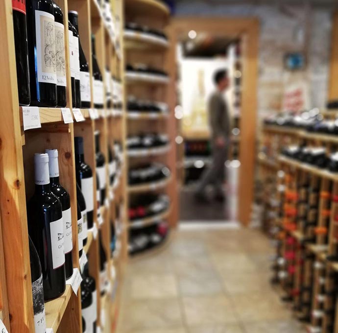 Espacio interior de la tienda DVI Vinoteca en Poblenou Barcelona