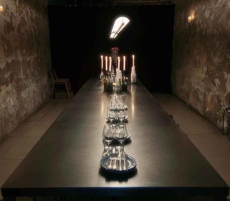 Mesa de madera con botella y copas de vino