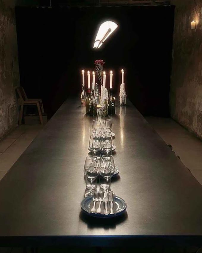 Mesa de madera con botella y copas de vino