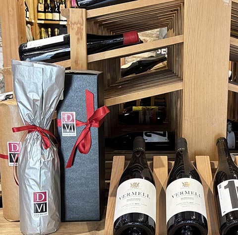 Botellas de vino en estantes de madera