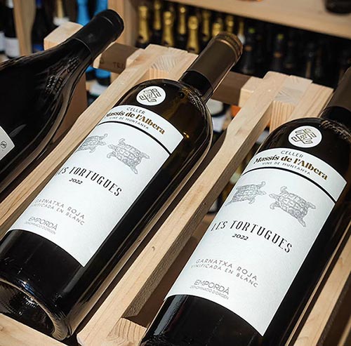 Botellas de vino en estantes de madera