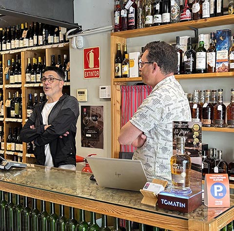 David Perramon y Gerard Gené en el mostrador de DVI Vinoteca