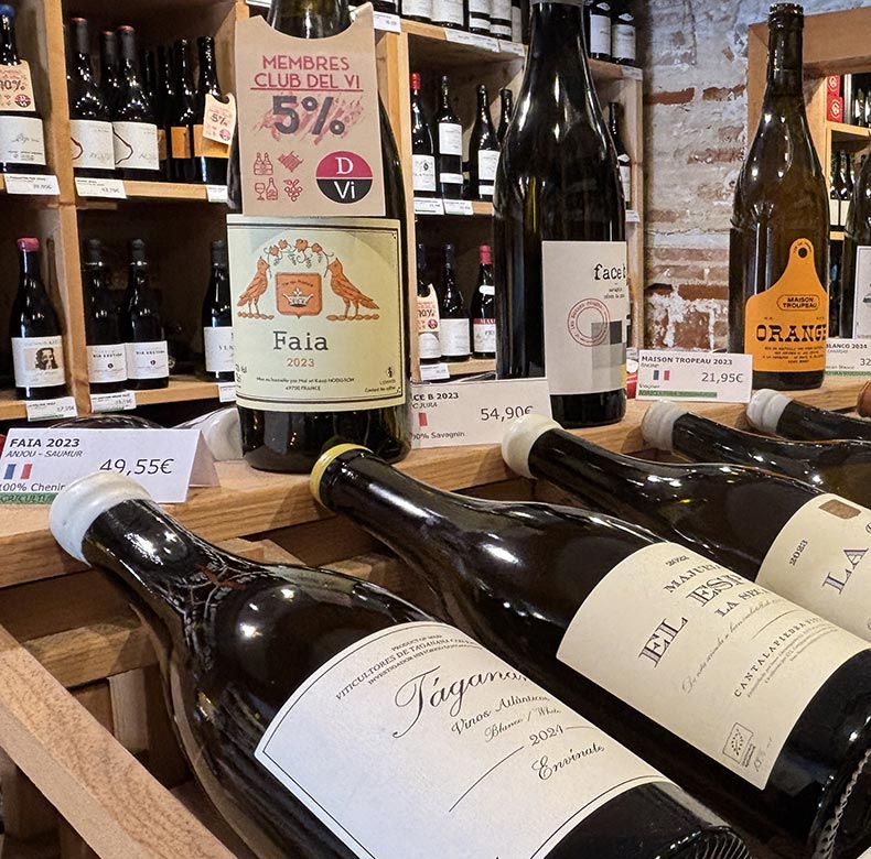 Botellas de vino en estantes de madera